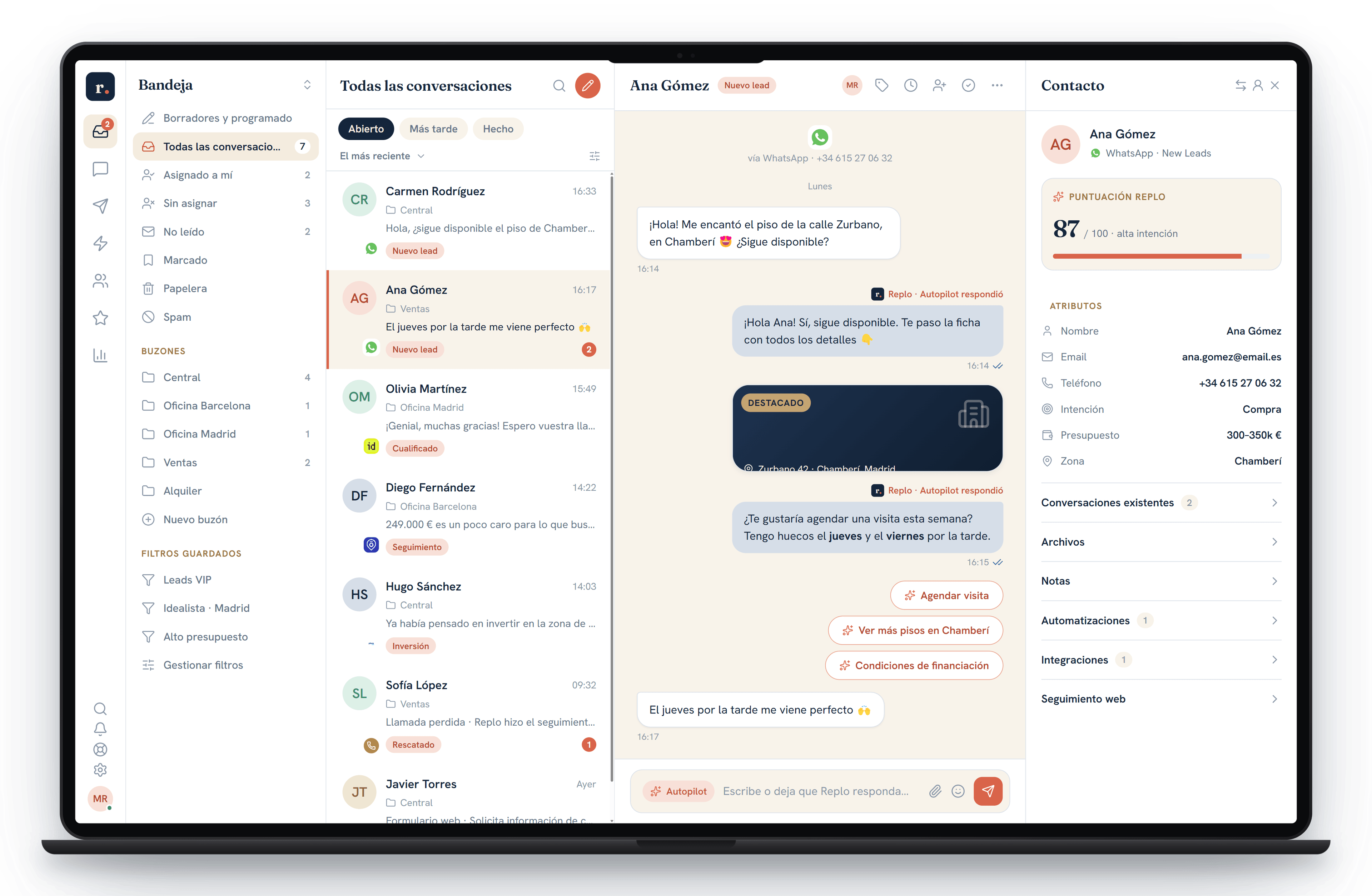 Bandeja omnicanal de Replo en el escritorio: conversaciones por canal, chat con el lead y ficha con puntuación de intención